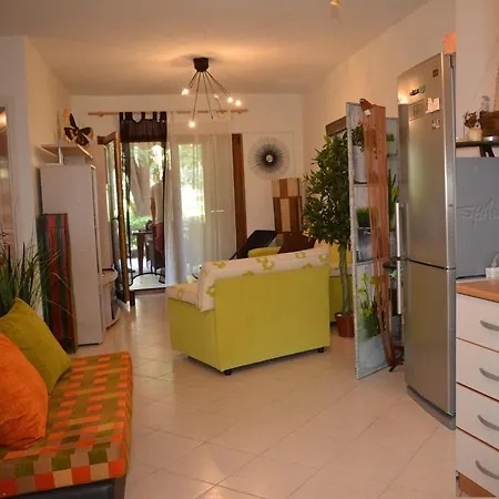 Akrotiri Beach House *